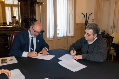 La SAT y KSB firmaron el contrato para la adquisición de la nueva bomba para “La Niña”