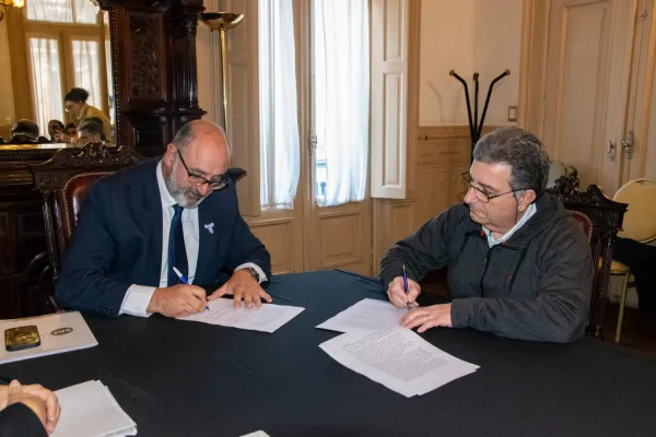 La SAT y KSB firmaron el contrato para la adquisición de la nueva bomba para “La Niña”