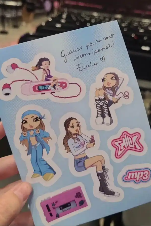 AGRADECIMIENTO. Los seguidores de Emilia se sorprendieron con una plancha de stickers personalizada debajo de sus butacas. El obsequio luce el mensaje 