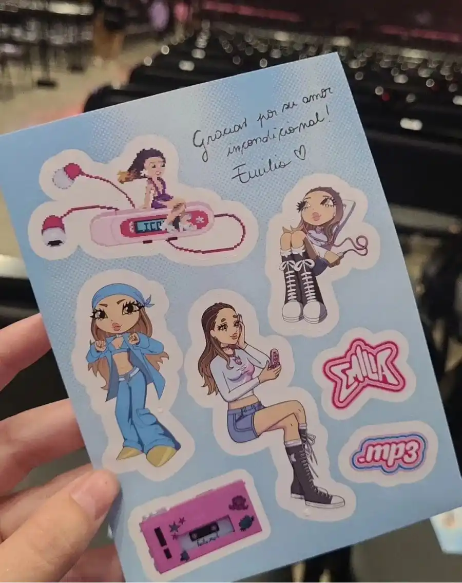 AGRADECIMIENTO. Los seguidores de Emilia se sorprendieron con una plancha de stickers personalizada debajo de sus butacas. El obsequio luce el mensaje 