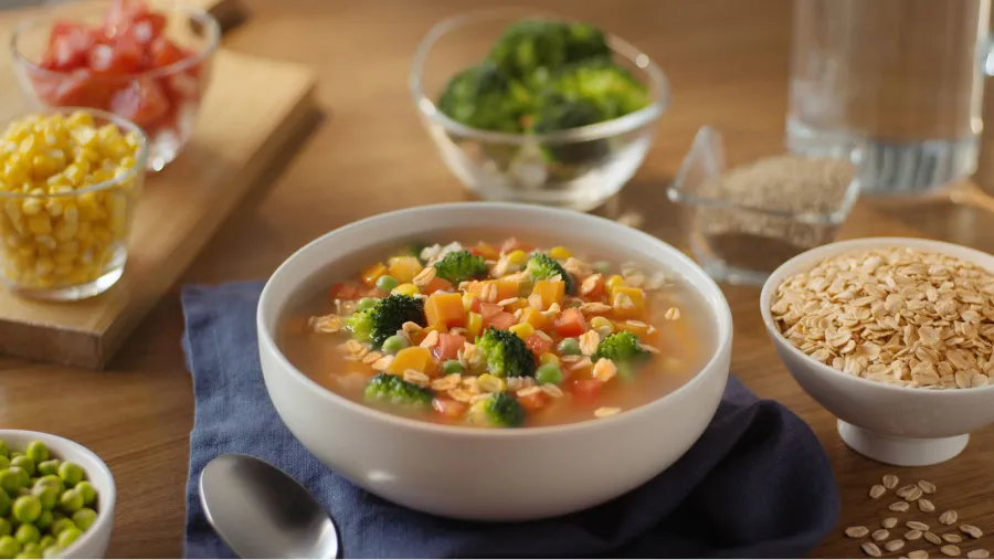 La sopa de avena con verduras es ideal para las noches de frío