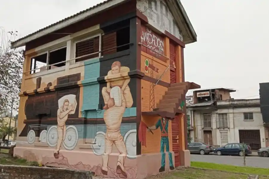 EN LA CARGA. Obreros suben al tren pesadas bolsas en sus hombros.