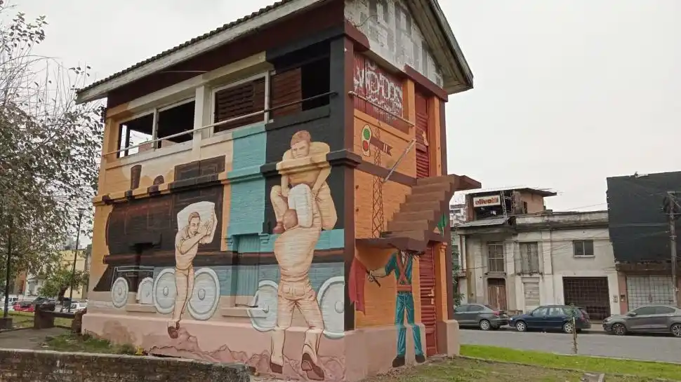 EN LA CARGA. Obreros suben al tren pesadas bolsas en sus hombros.