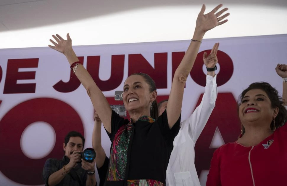 LA FAVORITA. Sheinbaum, la candidata de López Obrador, va primera en las encuestas a la presidencia.