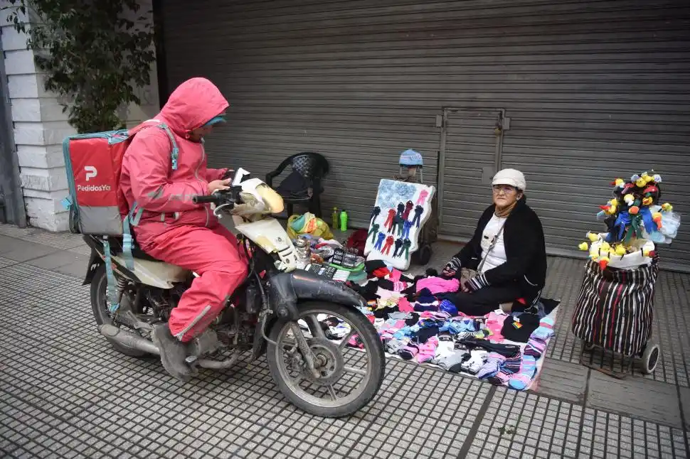 BIEN CUBIERTOS. Los trabajadores que se enfrentaron a las bajas temperaturas se abrigaron mucho para soportar el fresco fin de semana
