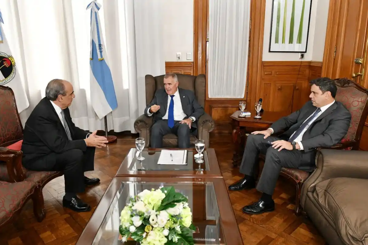 EN CASA DE GOBIERNO. Jaldo recibió a Francos y a Catalán en su despacho, en abril pasado. 