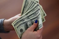 El dólar oficial supera los $1.300 y alcanza un récord desde la salida del cepo cambiario