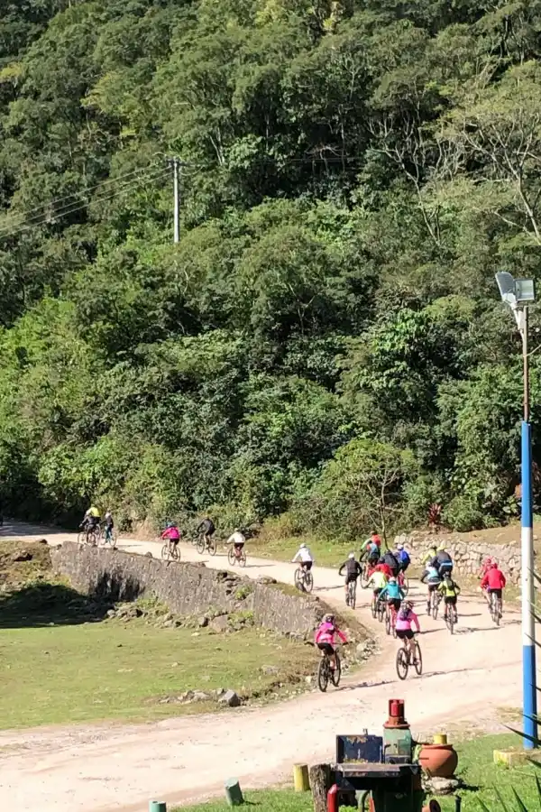 El encanto de andar en bicicleta es mayor entre estas montañas.