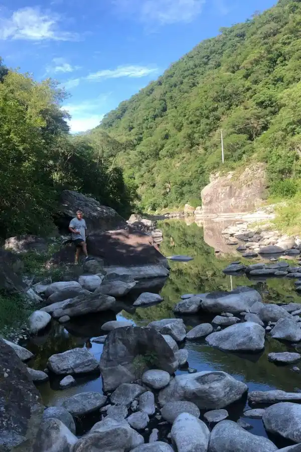 Paraje montañoso, salpicado de ojos de agua cristalina, donde uno puede refrescarse rodeado de la espesa vegetación de la yunga.