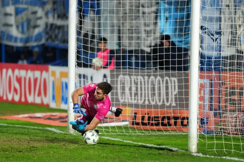 EN VANO. Durso no pudo hacer nada para evitar el gol de Platense, que surgió de un error propio de Atlético