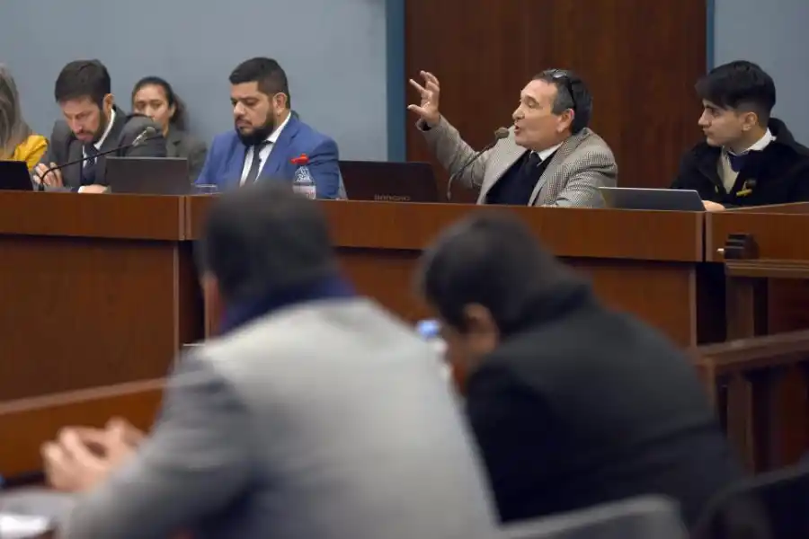 LA ACUSACIÓN. Expone Rodolfo Burgos, el querellante por la UNT. A su derecha, los fiscales José Agustín Chit y Pablo Camuña.