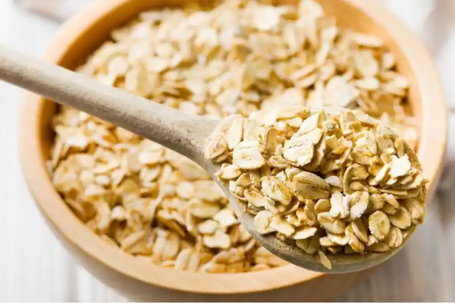 Consumir avena por la noche puede reducir significativamente los niveles de azúcar y colesterol