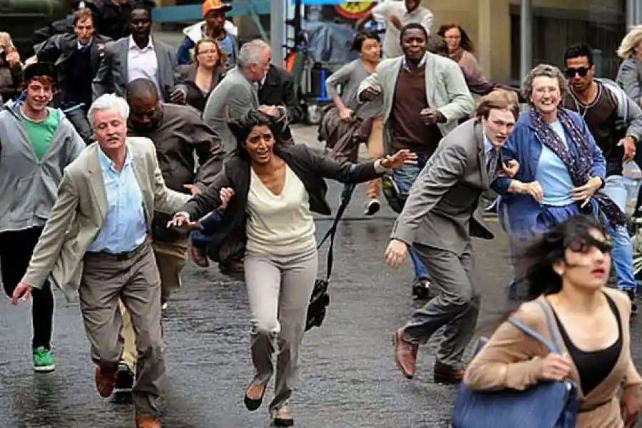 Soñar que te persiguen muchas personas. 