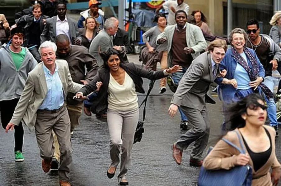 Soñar que te persiguen muchas personas. 