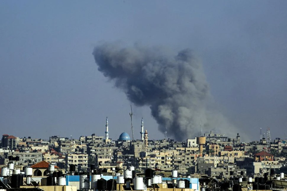 DESTROZOS. Los bombardeos sobre Rafah dejaron destrucción en esa ciudad del sur de la Franja de Gaza.