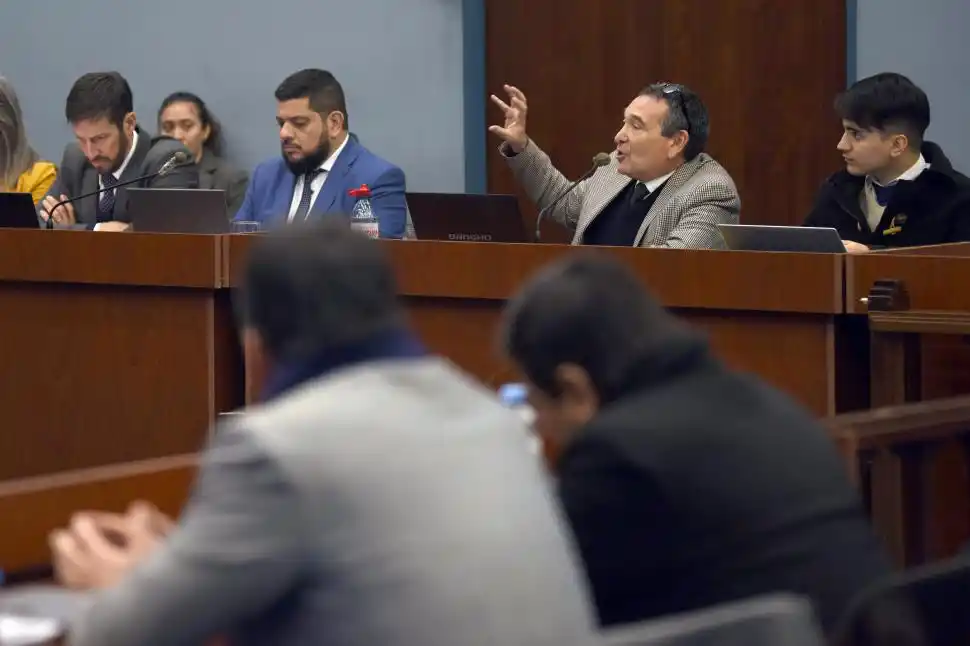 LA ACUSACIÓN. Expone Rodolfo Burgos, el querellante por la UNT. A su derecha, los fiscales José Agustín Chit y Pablo Camuña.