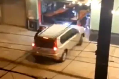 Video: un hombre embistió con su camioneta nueve veces contra una cervecería y luego huyó