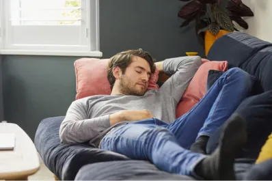 En qué momento de la tarde y cuánto tiempo debemos dormir la siesta, según nuevas investigaciones