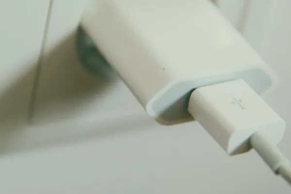 ¿Cuánta energía consume un cargador de celular enchufado sin usar?