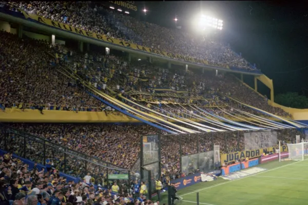 Cómo un hincha más: el campeón del mundo que mira el partido de Boca Juniors junto a La 12