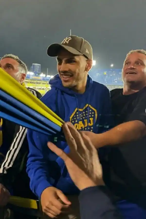 CONTENTO. Leandro Paredes disfruta del partido de Boca Juniors, en la popular con La 12