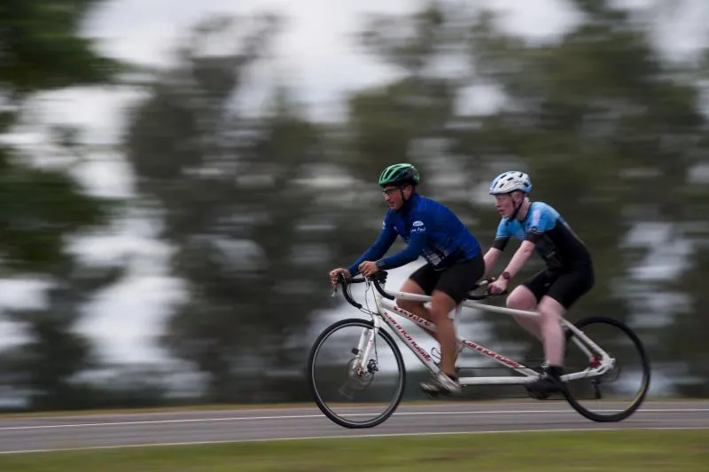 A TODA VELOCIDAD. Vera y su guía, Luis Elizalde, durante un entrenamiento.