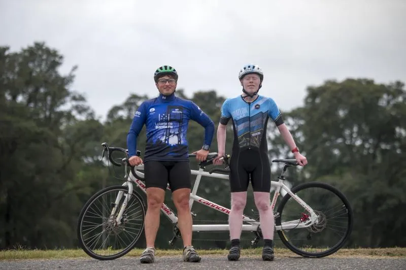 GANADORES. Elizalde y Vera se consagraron campeones argentinos de paratriatlón.