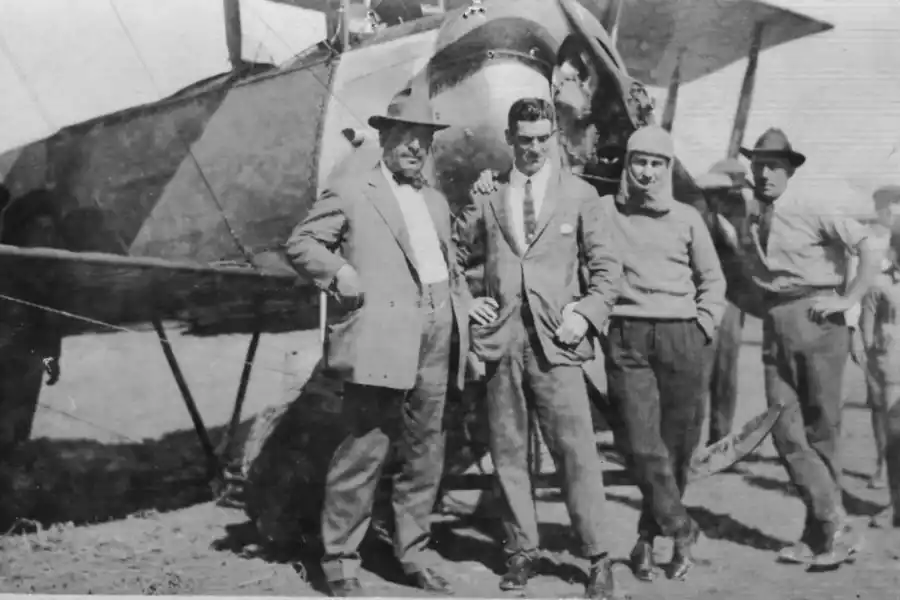 FLAMANTE ADQUISICIÓN. El avión recién llegado a Tucumán con Posse, Holland, Pound y Luis Posse.