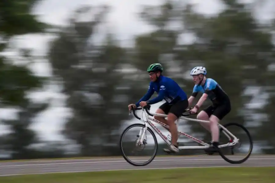 A TODA VELOCIDAD. Vera y su guía, Luis Elizalde, durante un entrenamiento.