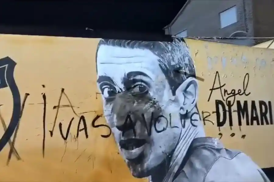 Vandalizaron un mural de Di María en Rosario: “¿Todavía vas a volver?”