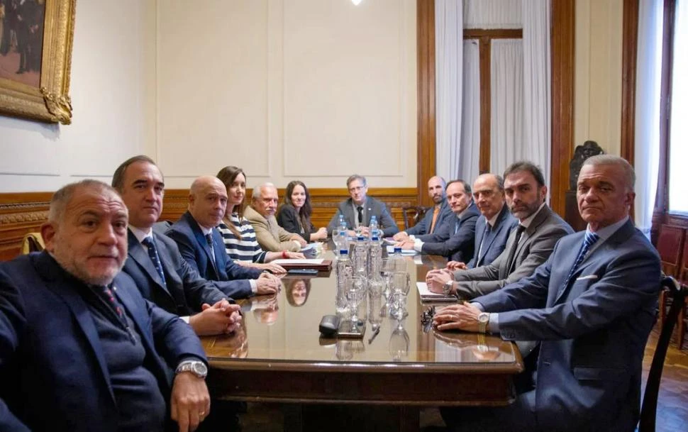 CONSENSO. El primer día de Francos como jefe de los ministros incluyó una reunión con senadores para negociar la aprobación de la Ley Bases. fotos na