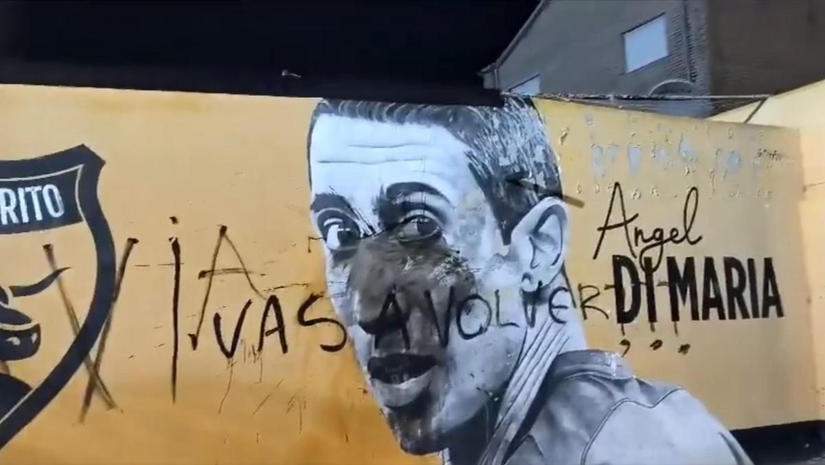 Vandalizaron un mural de Di María en Rosario: “¿Todavía vas a volver?”