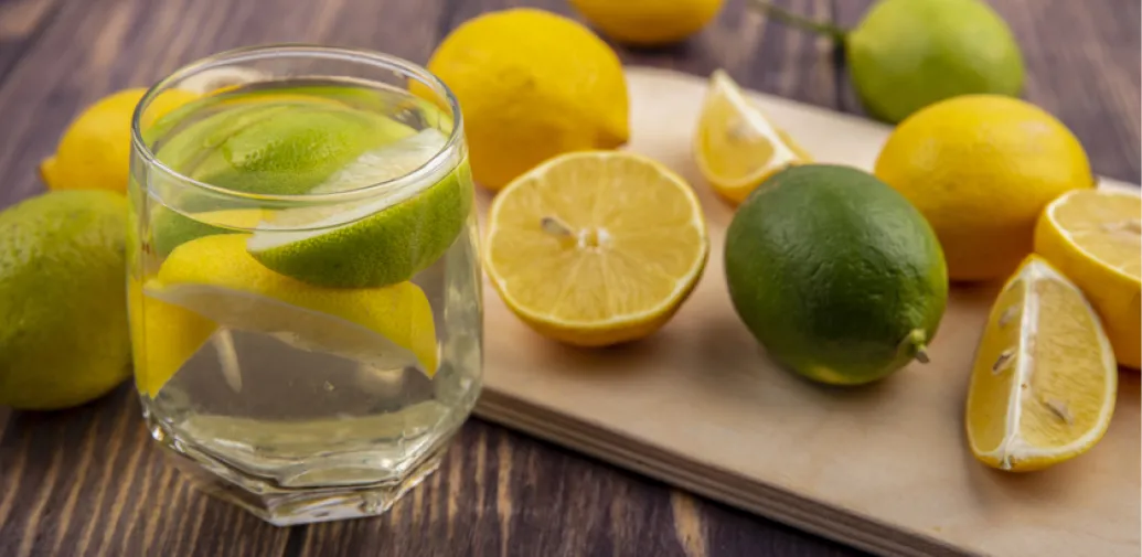 Cuáles son los beneficios de tomar agua tibia con limón en ayunas