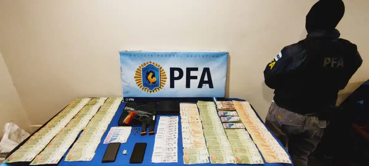 Secuestro de dinero, arma y otros elementos.