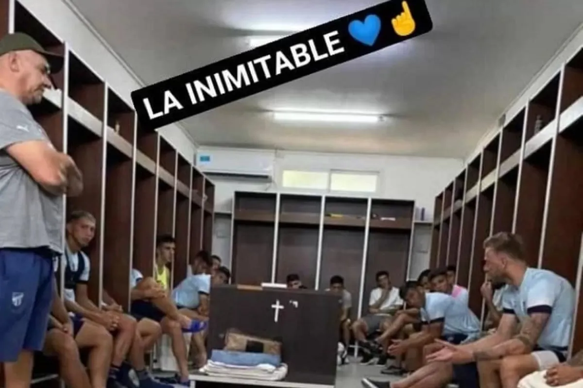 VESTUARIO. Gustavo El Gordo González junto a los jugadores de Atlético Tucumán en el vestuario. Foto: Facebook La Inimitable.