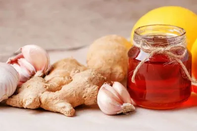Cómo usar miel y ajo para aliviar los síntomas de la gripe de forma casera