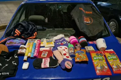 Video: en Córdoba, adolescentes prendieron bengalas para robar en quioscos