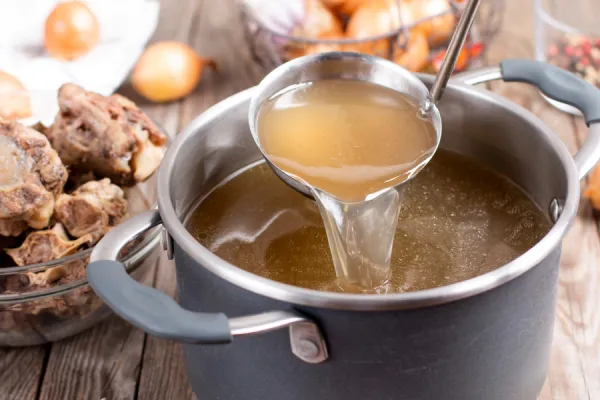 Cómo preparar el súper caldo que aporta colágeno y fortalece el cabello y las uñas