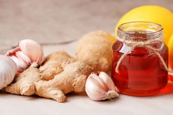 Miel y ajo: el remedio casero contra la gripe para cuidarte este invierno