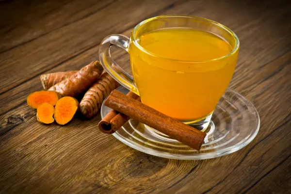 Antioxidante y digestivo: por qué los especialistas recomiendan tomar té de cúrcuma por la noche