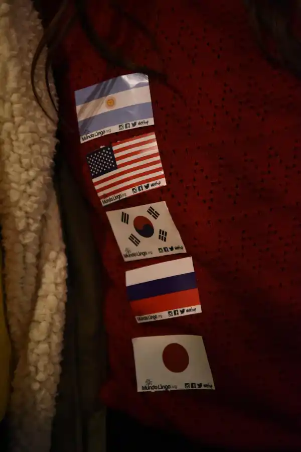 CLAVE. Cada participante debe llevar en el pecho las banderas de los idiomas que habla.