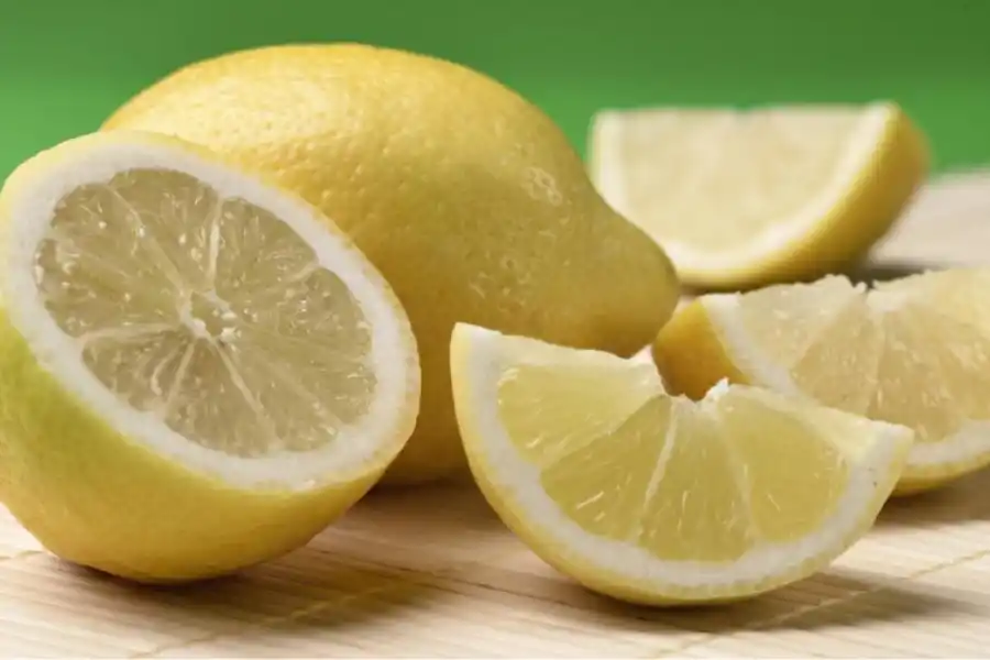 El agua tibia con limón nos ayuda a eliminar las toxinas y limpiar el hígado.