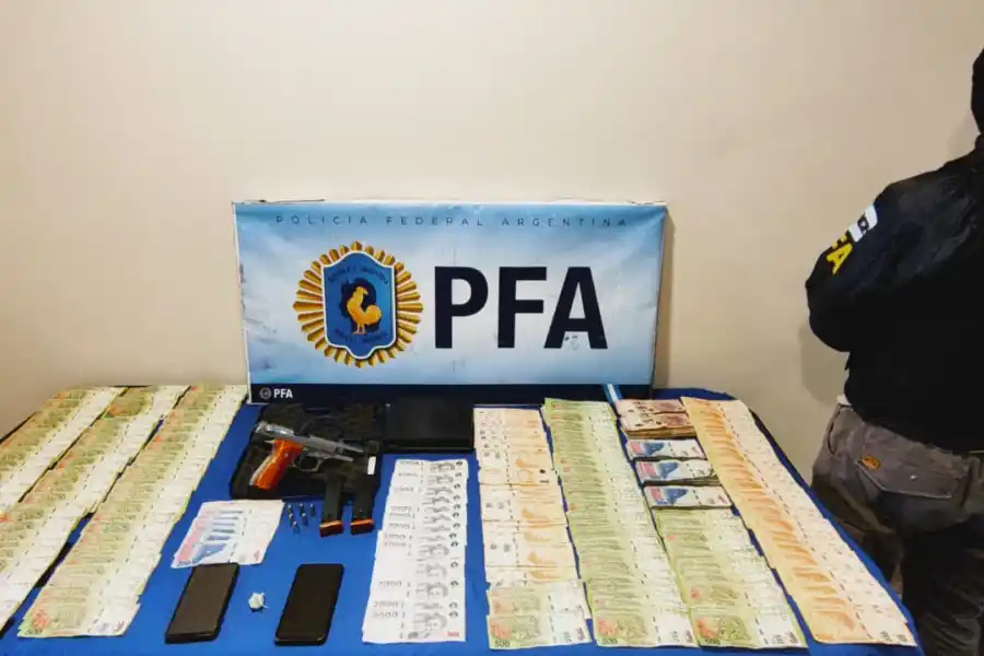 Secuestro de dinero, arma y otros elementos.