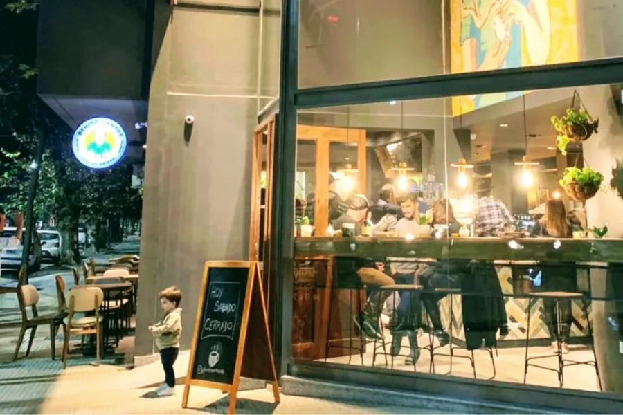UNO DE LOS IMPRESCINDIBLES. La fachada de Benito Santos, cafetería ubicada en la calle Santa Fe 298. BENITO SANTOS MAPS