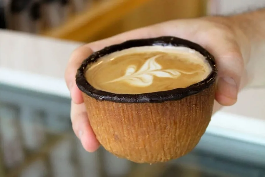 DISTINTO. Oliver Brown tiene un café con vaso comestible hecho de galleta. INSTAGRAM @oliverbrown.bar