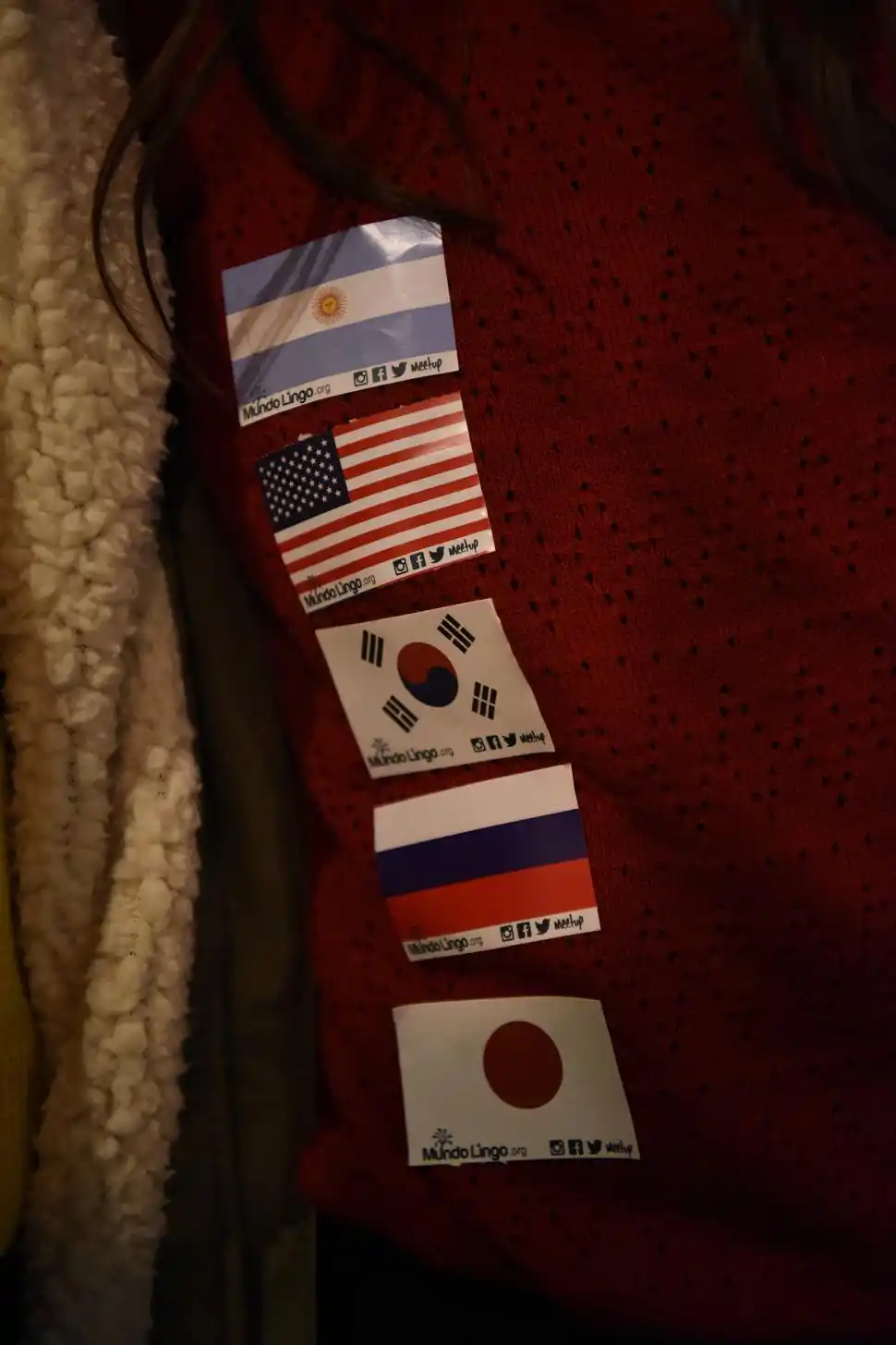 CLAVE. Cada participante debe llevar en el pecho las banderas de los idiomas que habla.