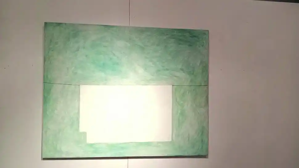 “SIN TÍTULO”. Una tela blanca colgada parece indicar una vuelta atrás.