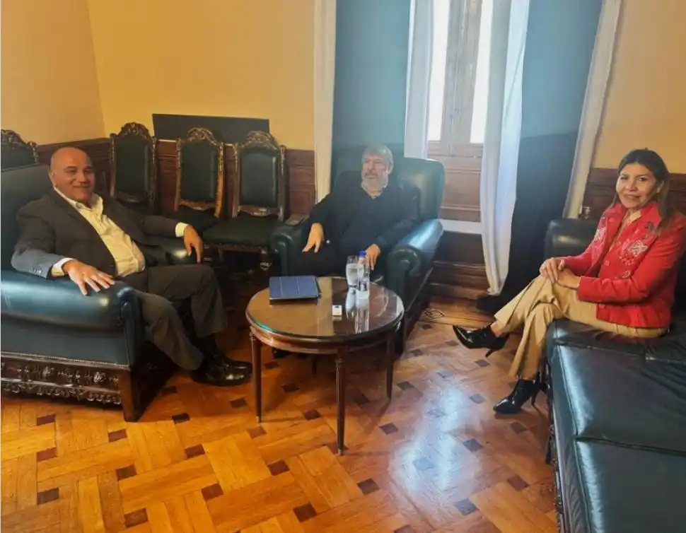 CUMBRE. Sandra Mendoza y Juan Manzur se reunieron con José Mayans.