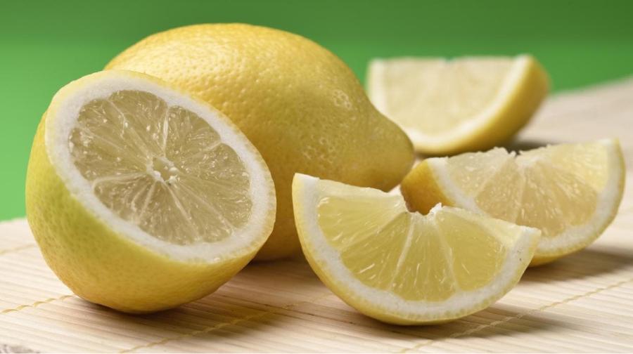 El agua tibia con limón nos ayuda a eliminar las toxinas y limpiar el hígado.