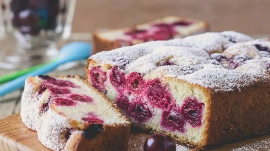 Budín fit de avena y frutos rojos: la receta perfecta para acompañar el mate